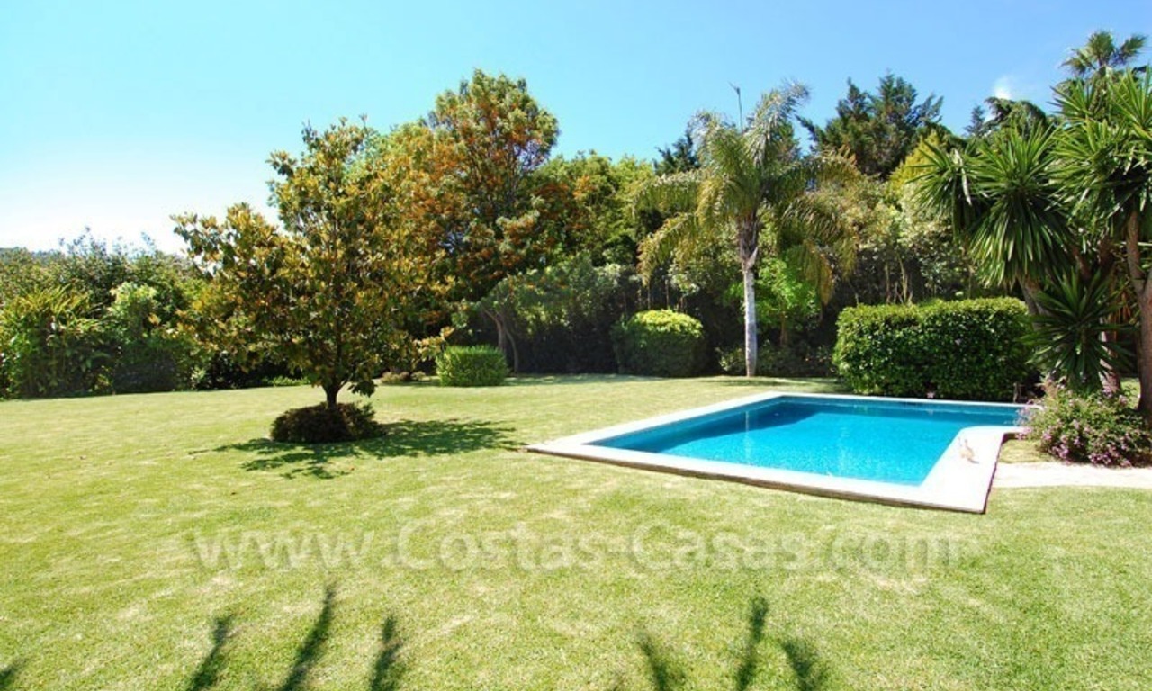 Charmante villa in Andalusische stijl direct aan de golfbaan gelegen te koop in Nueva Andalucia te Marbella 9