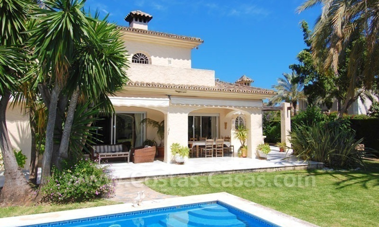 Charmante villa in Andalusische stijl direct aan de golfbaan gelegen te koop in Nueva Andalucia te Marbella 4