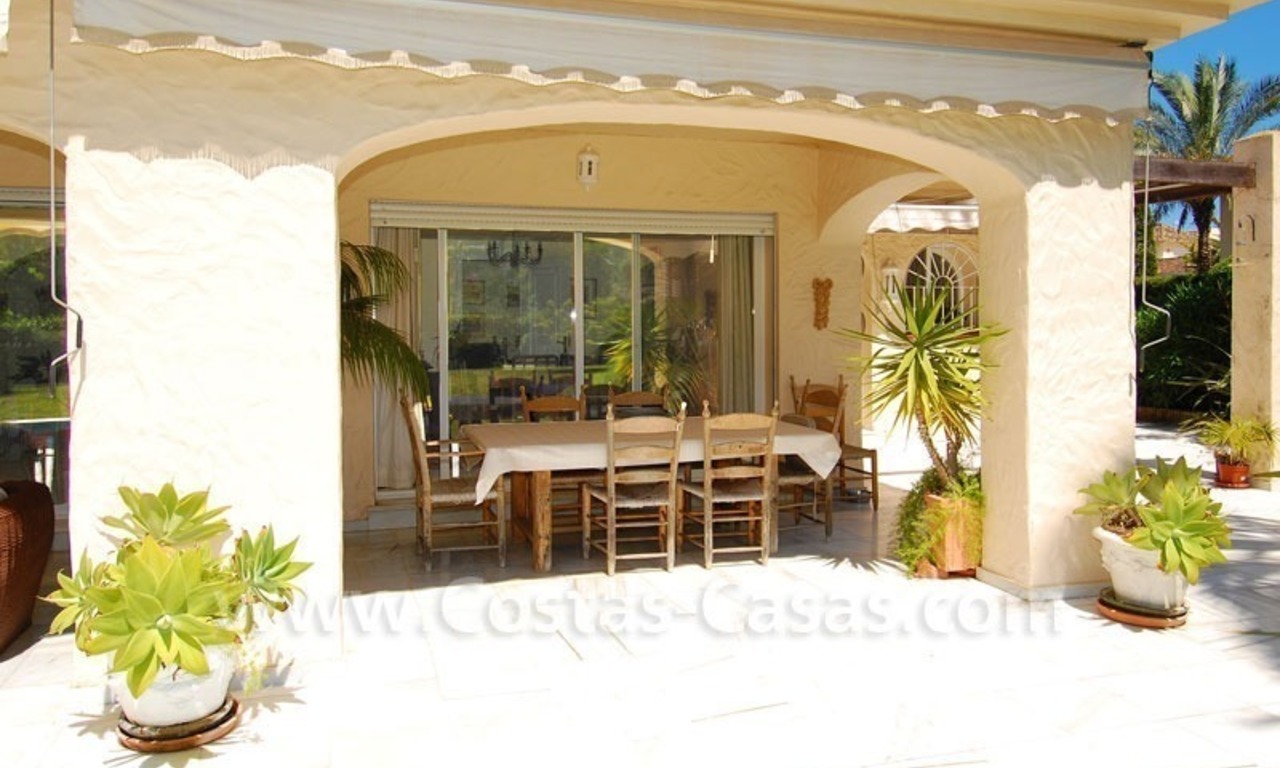 Charmante villa in Andalusische stijl direct aan de golfbaan gelegen te koop in Nueva Andalucia te Marbella 7