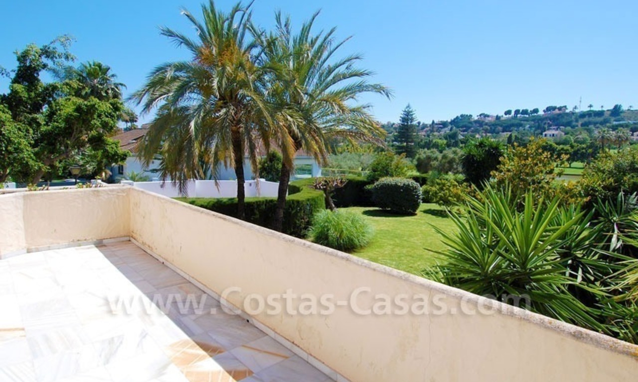 Charmante villa in Andalusische stijl direct aan de golfbaan gelegen te koop in Nueva Andalucia te Marbella 21