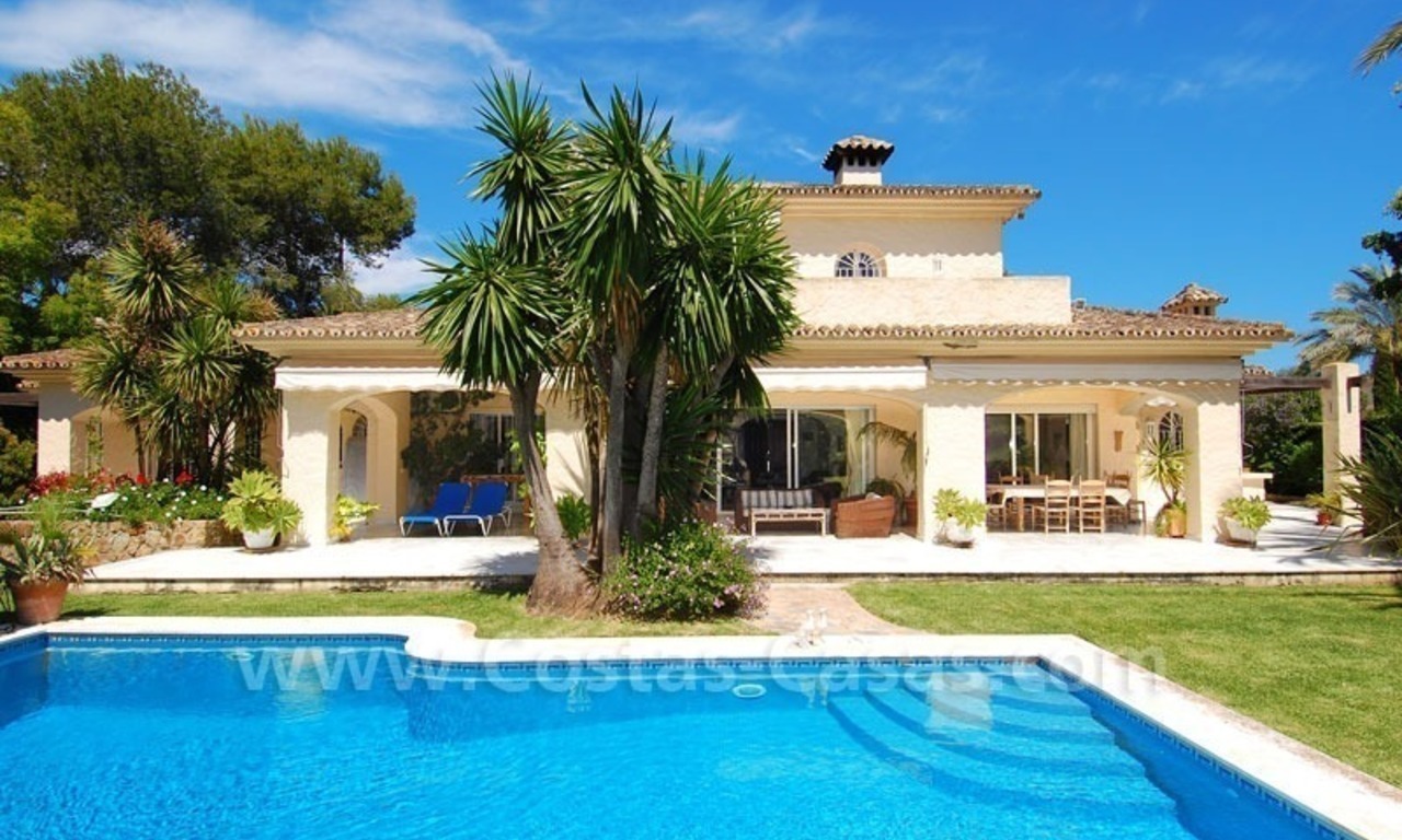 Charmante villa in Andalusische stijl direct aan de golfbaan gelegen te koop in Nueva Andalucia te Marbella 3