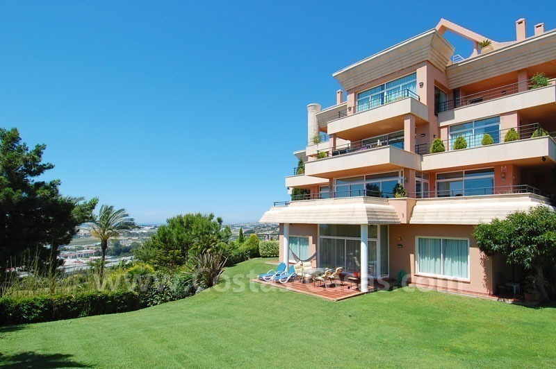 Ruim luxe golf appartement te koop in Nueva Andalucia te Marbella