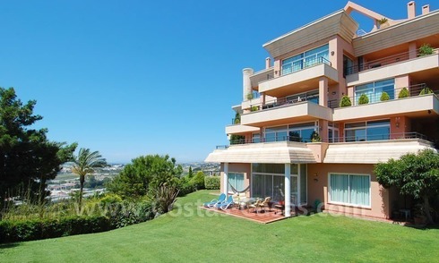 Ruim luxe golf appartement te koop in Nueva Andalucia te Marbella 