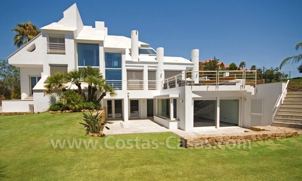 Moderne eerstelijngolf villa te koop in Nueva Andalucia te Marbella 4
