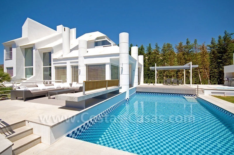 Moderne eerstelijngolf villa te koop in Nueva Andalucia te Marbella