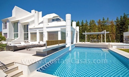 Moderne eerstelijngolf villa te koop in Nueva Andalucia te Marbella 