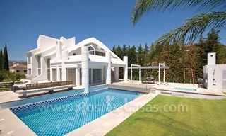 Moderne eerstelijngolf villa te koop in Nueva Andalucia te Marbella 3