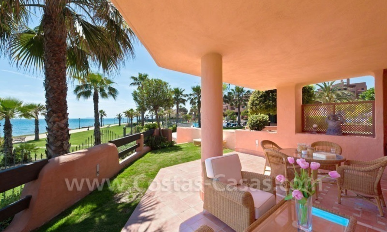 Beachfront luxe koopappartement in het gebied van de New Golden Mile tussen Marbella en Estepona 0