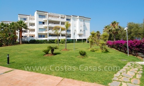 Appartement te koop in een eerstelijnstrand complex in Puerto Banus te Marbella 