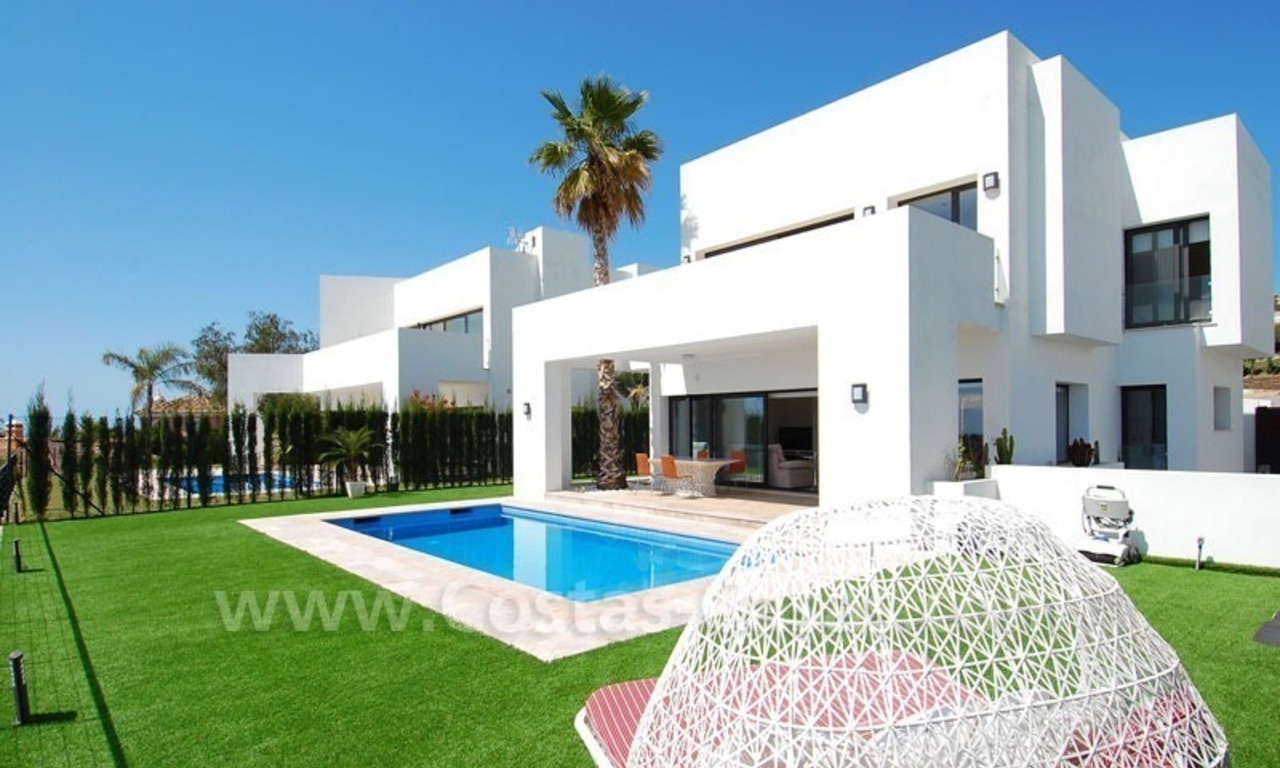 Moderne villa te koop, frontline golf met zeezicht, Marbella – Benahavis 0