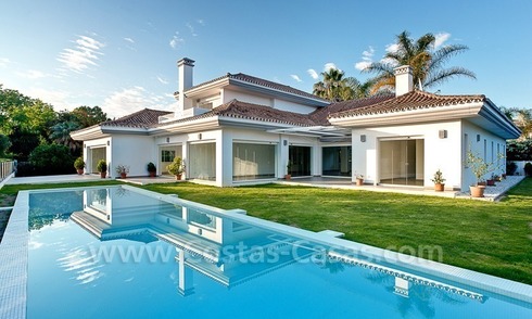 Moderne eerstelijn golf villa te koop in Nueva Andalucia te Marbella 