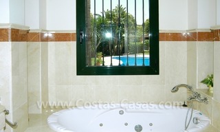 Unieke eerstelijngolf villa in Andalusische stijl te koop in Nueva Andalucia te Marbella 22