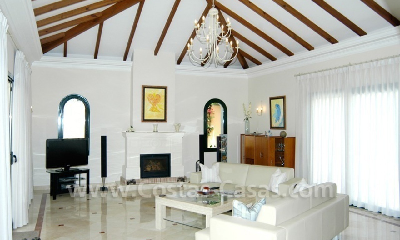 Unieke eerstelijngolf villa in Andalusische stijl te koop in Nueva Andalucia te Marbella 14