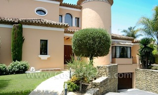 Unieke eerstelijngolf villa in Andalusische stijl te koop in Nueva Andalucia te Marbella 3