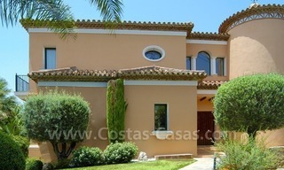 Unieke eerstelijngolf villa in Andalusische stijl te koop in Nueva Andalucia te Marbella 4