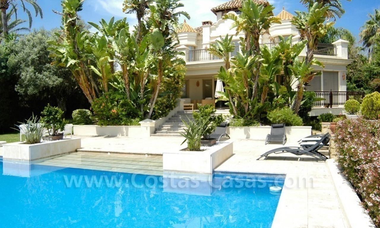 Beachside villa te koop in klassieke stijl te Marbella oost 0