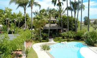 Exclusieve eerstelijngolf Bali-stijl villa te koop in Nueva Andalucia te Marbella 1