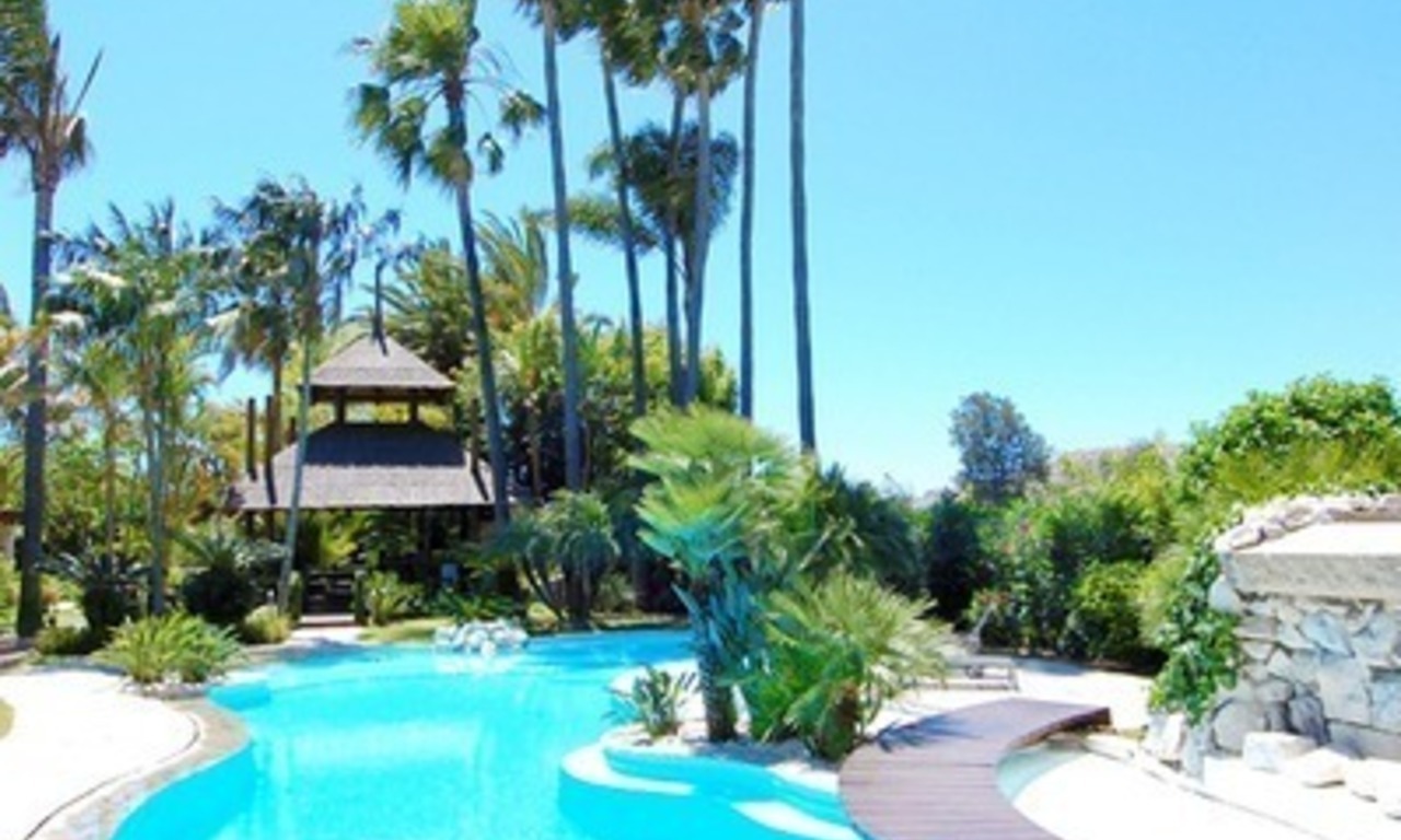 Exclusieve eerstelijngolf Bali-stijl villa te koop in Nueva Andalucia te Marbella 2
