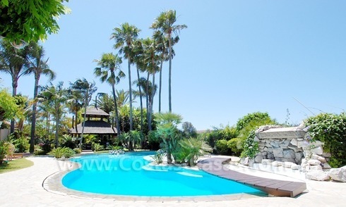 Exclusieve eerstelijngolf Bali-stijl villa te koop in Nueva Andalucia te Marbella 