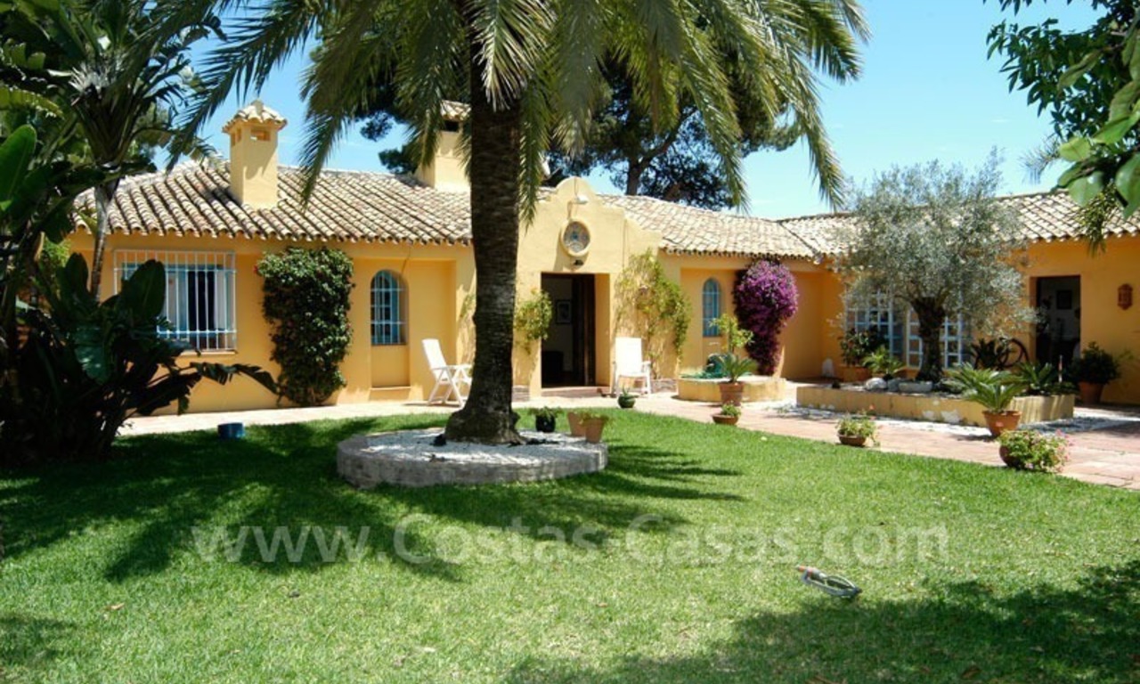 Rustieke villa – finca met paardenstallen en manege te koop in Marbella aan de Costa del Sol 0
