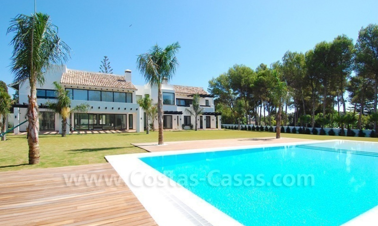 Nieuwe en moderne eerstelijngolf villa te koop dichtbij het strand in Marbella 1