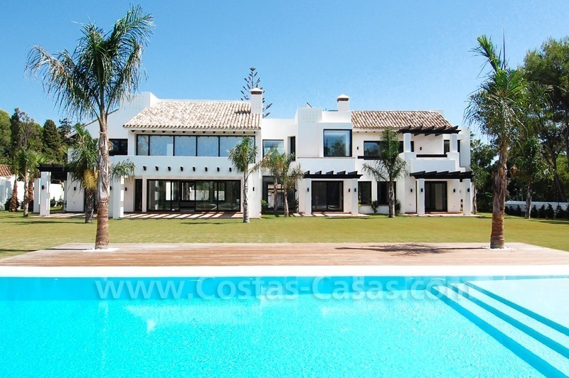 Nieuwe en moderne eerstelijngolf villa te koop dichtbij het strand in Marbella