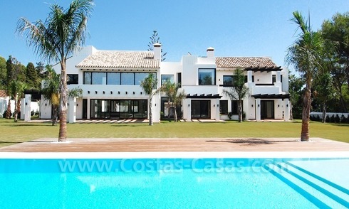 Nieuwe en moderne eerstelijngolf villa te koop dichtbij het strand in Marbella 
