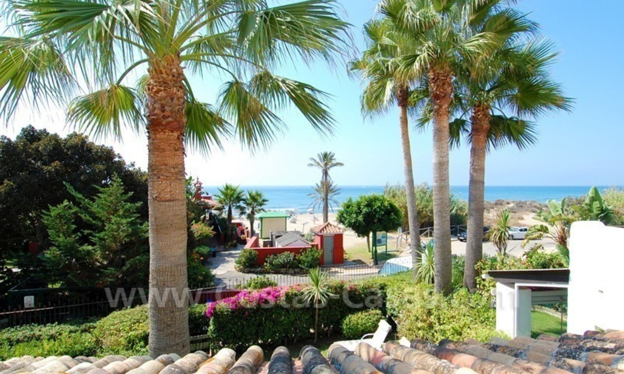 Eerstelijnstrand huis te koop in Marbella, direct aan het strand. 1