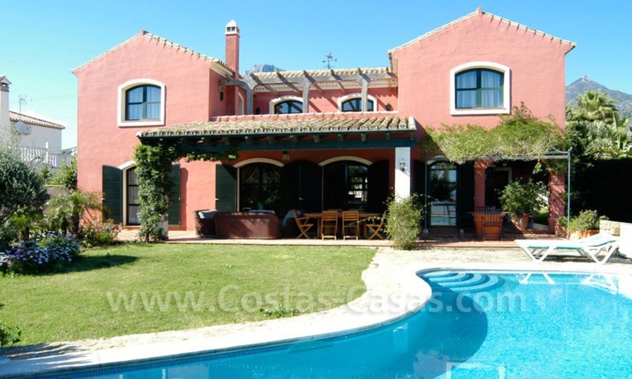 Vrijstaande villa in klassieke stijl te koop in het centrum van Marbella 0