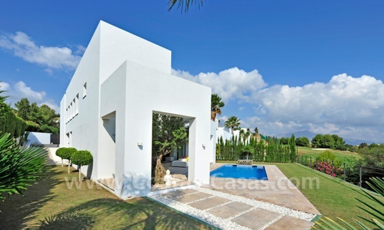 Exclusieve moderne villa te koop direct aan de golfbaan in Benahavis - Marbella 1