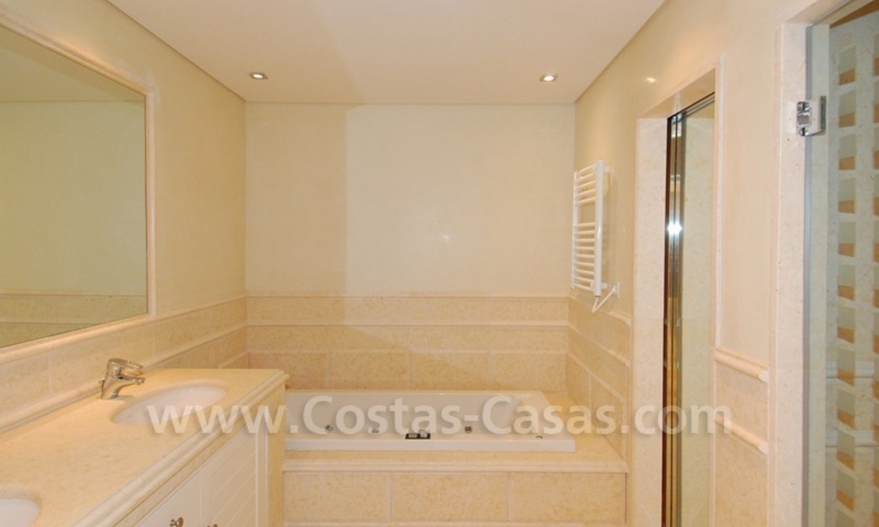 Luxe appartement te koop in een eerstelijnstrand complex op de Nieuwe Gouden Mijl tussen Marbella en Estepona centrum 14