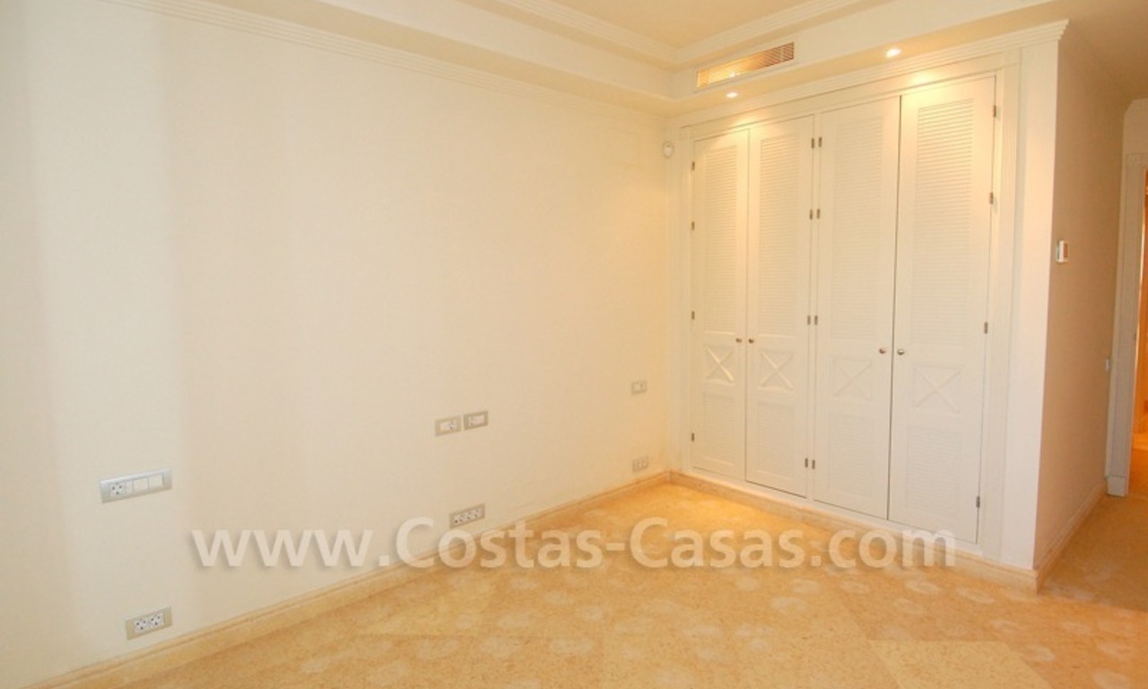 Luxe appartement te koop in een eerstelijnstrand complex op de Nieuwe Gouden Mijl tussen Marbella en Estepona centrum 10