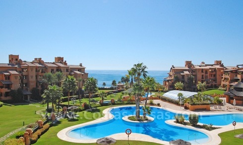 Luxe appartement te koop in een eerstelijnstrand complex op de Nieuwe Gouden Mijl tussen Marbella en Estepona centrum 
