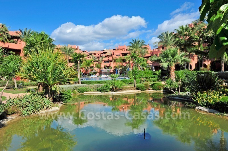 Luxe appartement te koop in een exclusief beachfront complex tussen Marbella en Estepona centrum.