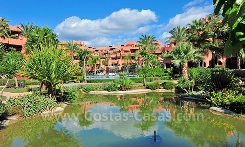 Luxe appartement te koop in een exclusief beachfront complex tussen Marbella en Estepona centrum. 