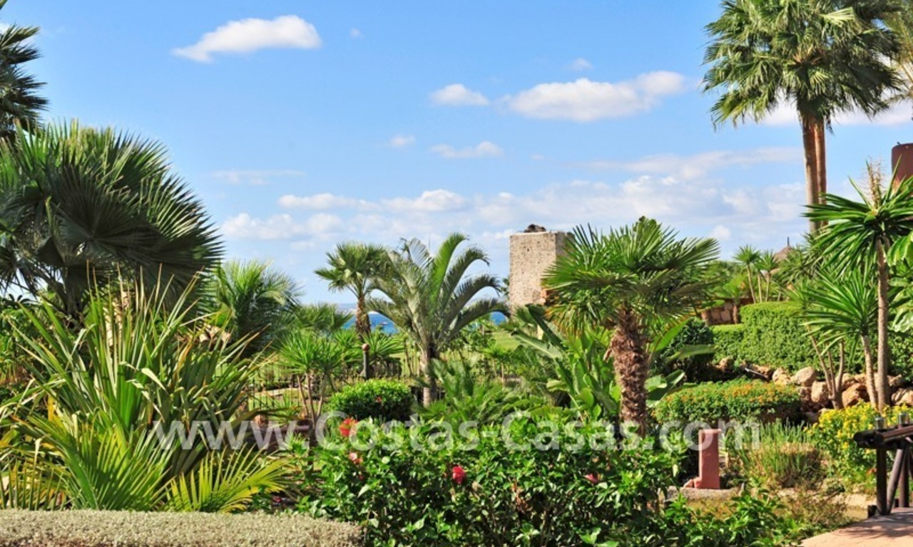 Luxe appartement te koop in een exclusief beachfront complex tussen Marbella en Estepona centrum. 3