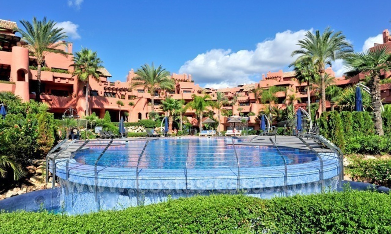 Luxe appartement te koop in een exclusief beachfront complex tussen Marbella en Estepona centrum. 1