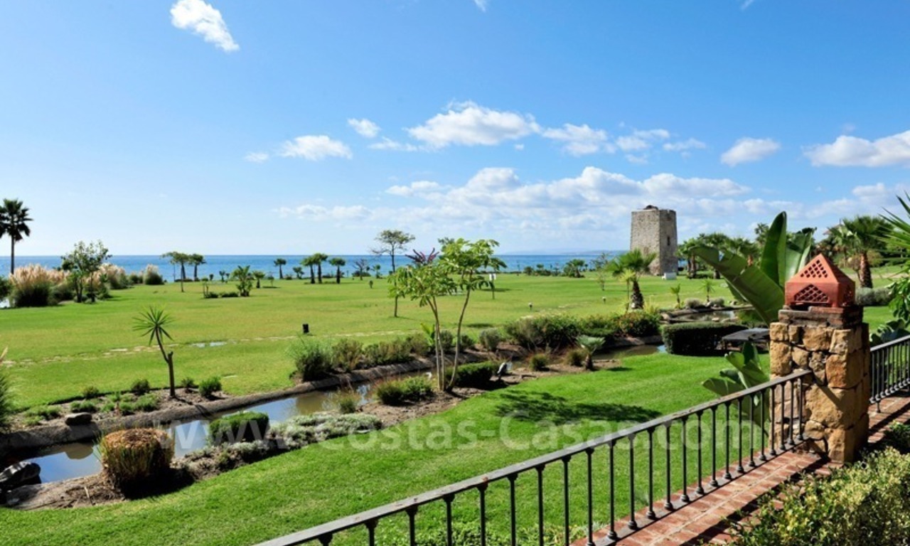 Luxe appartement te koop in een exclusief beachfront complex tussen Marbella en Estepona centrum. 2