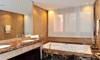 Luxe appartement te koop in een exclusief beachfront complex tussen Marbella en Estepona centrum. 23