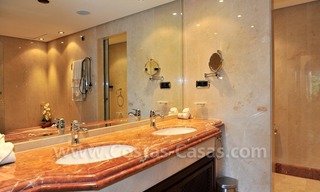 Luxe appartement te koop in een exclusief beachfront complex tussen Marbella en Estepona centrum. 24