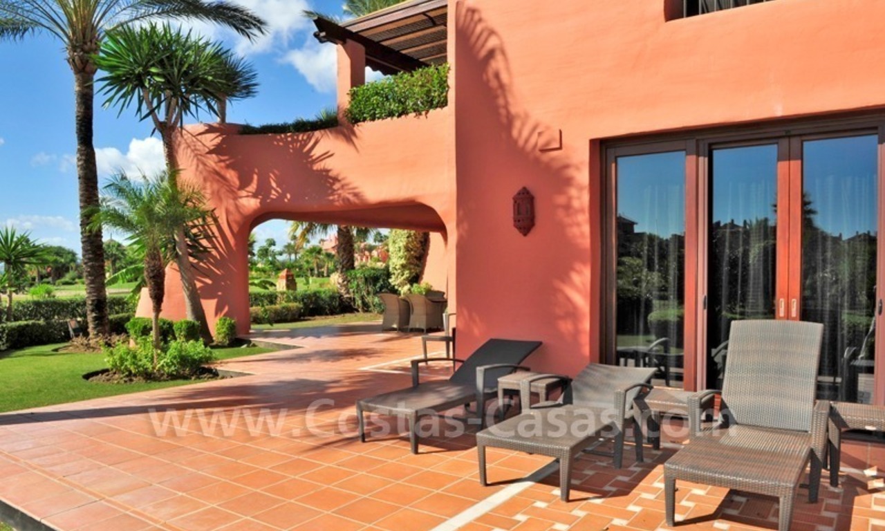 Eerstelijnstrand luxe appartement te koop in een exclusief beachfront complex tussen Marbella en Estepona 2