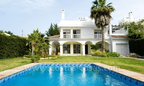 Koopje! Vrijstaande koopvilla in Andalusische stijl in Marbella 