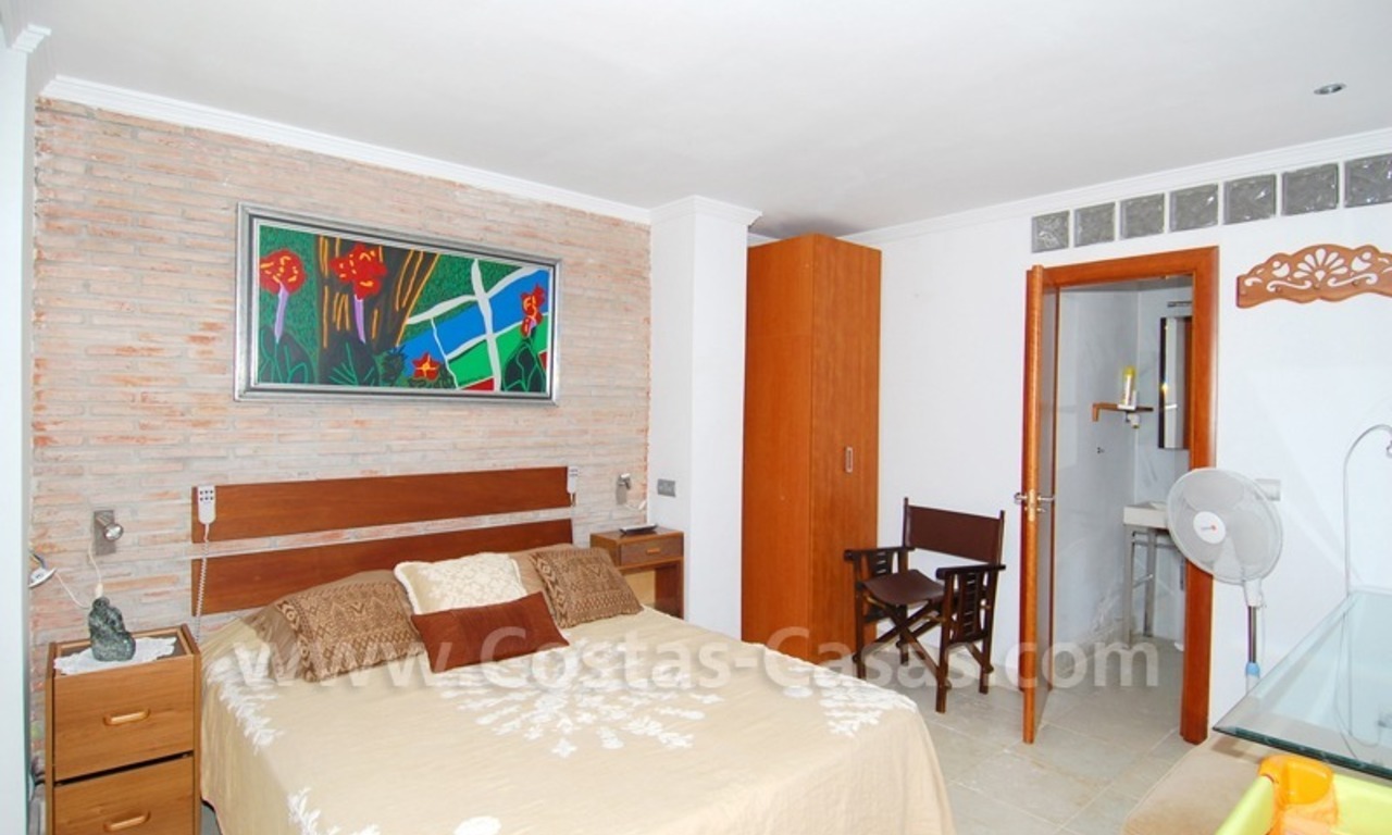 Bijzondere villa te koop met een separaat kantoor of praktijk in Nueva Andalucia te Marbella 20