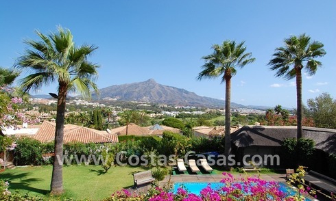 Bijzondere villa te koop met een separaat kantoor of praktijk in Nueva Andalucia te Marbella 