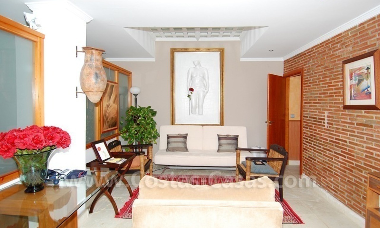 Bijzondere villa te koop met een separaat kantoor of praktijk in Nueva Andalucia te Marbella 29