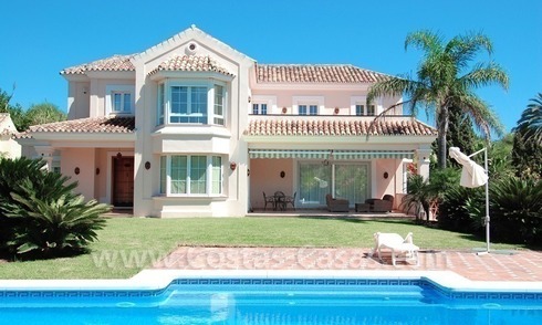 Beachside villa te koop in een Spaanse stijl op korte wandelafstand van het strand in oost Marbella 