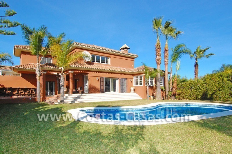 Bargain villa te koop vlakbij het strand in Marbella nabij Puerto Banus