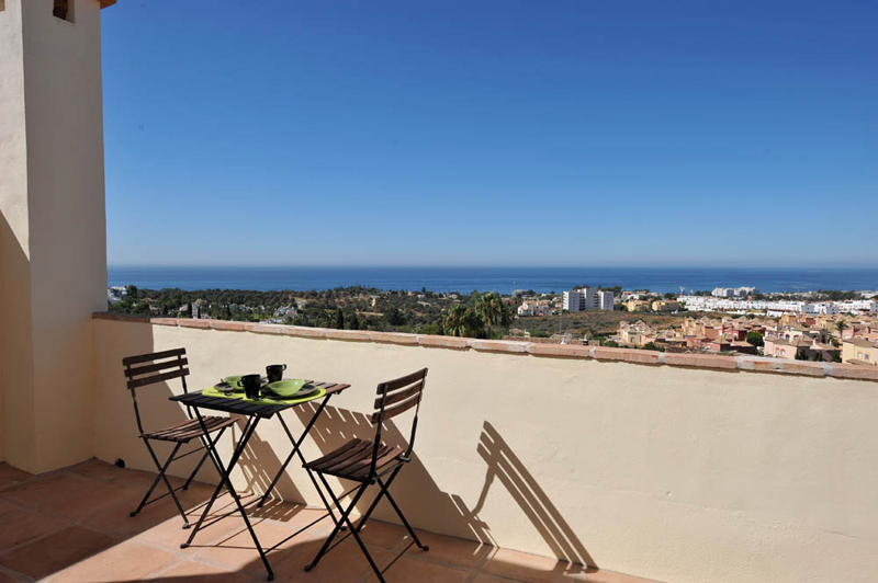 Huis te koop nabij Marbella centrum in omheind complex en met panoramisch zeezicht