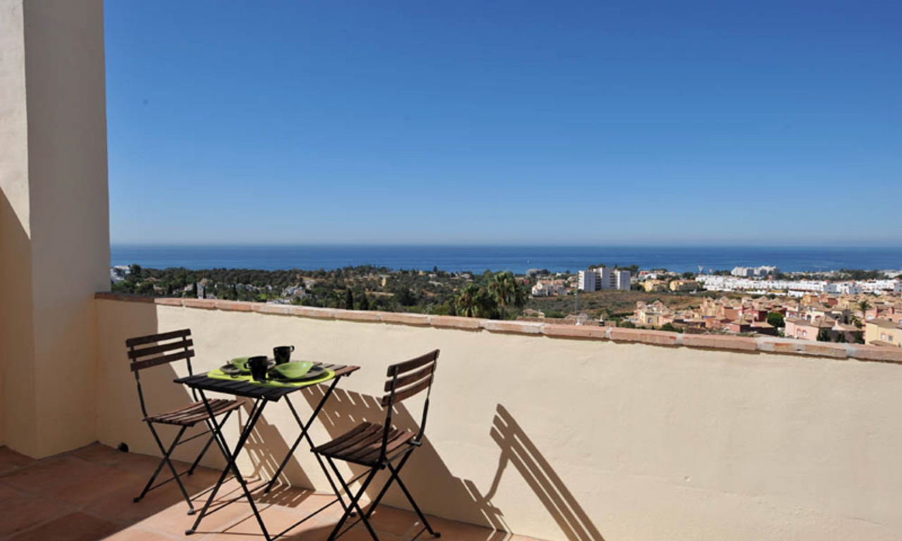 Huis te koop nabij Marbella centrum in omheind complex en met panoramisch zeezicht 0
