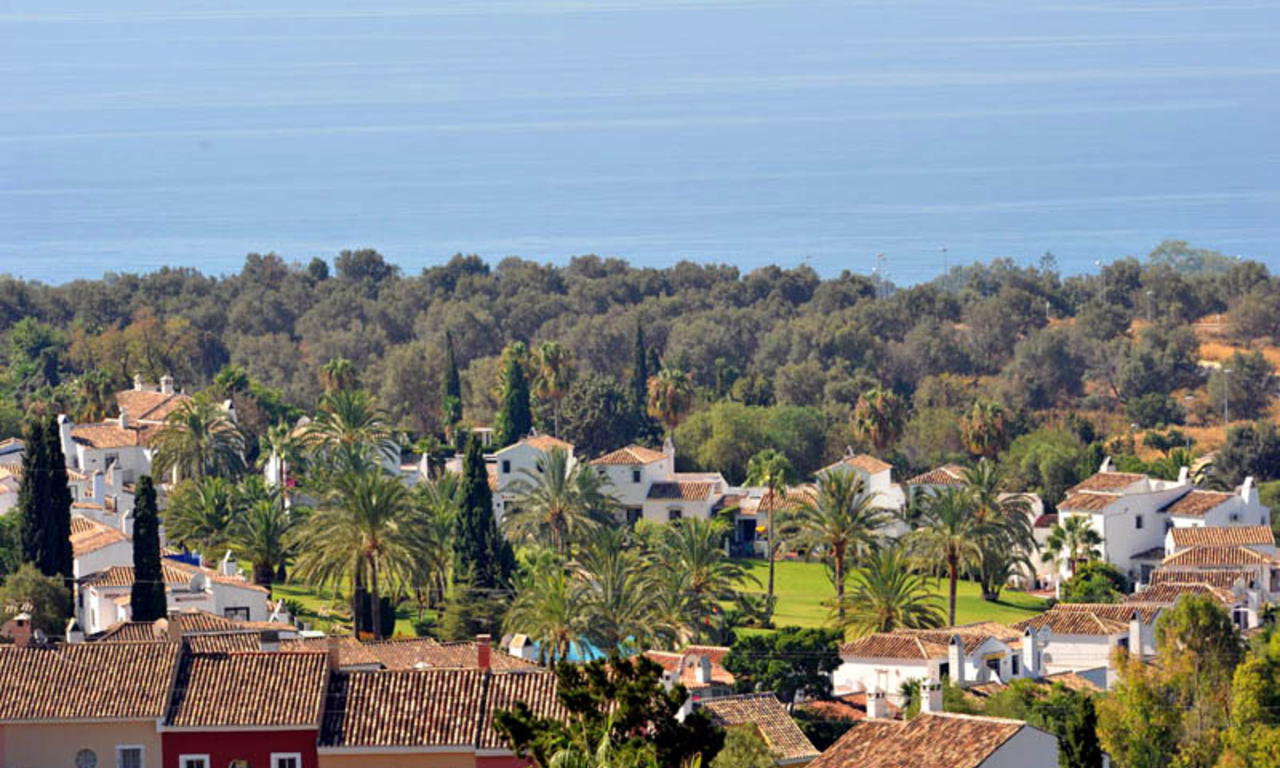 Huis te koop nabij Marbella centrum in omheind complex en met panoramisch zeezicht 2